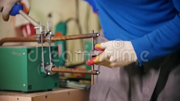 建筑工厂一个工人用暖气做一个细节把细节部分焊接在一起视频的预览图