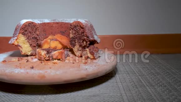 传统大理石蛋糕在木盘上视频的预览图
