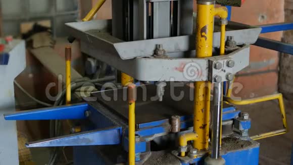 路面罩压机生产分段式摊铺机的工作联锁混凝土生产工艺视频的预览图