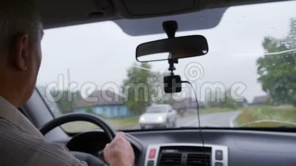 男人开车穿过村子视频的预览图