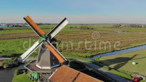 荷兰磨坊的鸟瞰图放大视频的预览图