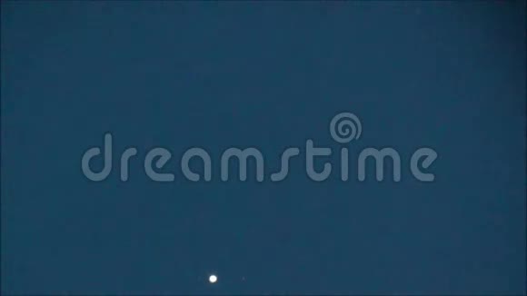 木星和它的卫星在早晨的蓝色时刻视频的预览图