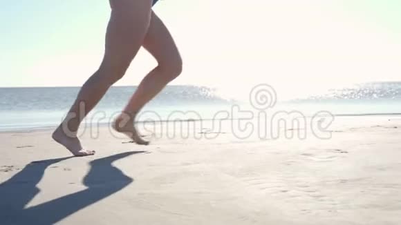 穿着泳装在海边奔跑的年轻女子女孩沿着海边慢跑女游客玩得很开心概念视频的预览图