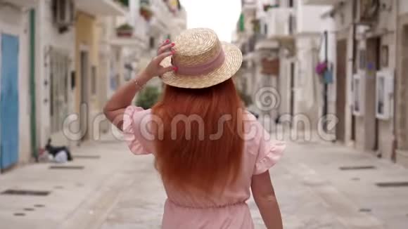 快乐的年轻女性游客走在欧洲老城区的街道上慢动作视频的预览图