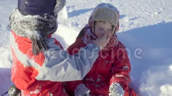 两个孩子在冬季公园玩视频的预览图