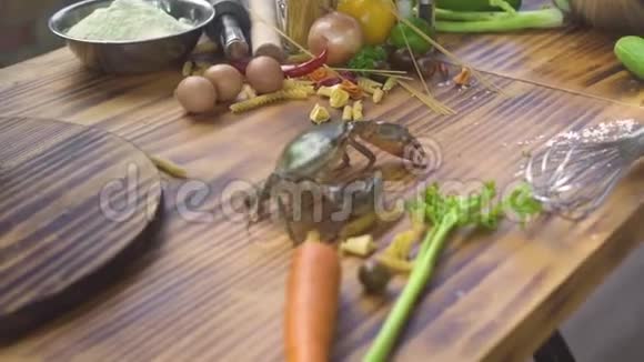 活螃蟹爬在厨房的桌子上在海鲜餐厅做饭厨师在厨房捉活螃蟹视频的预览图