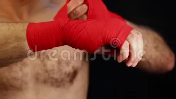 把拳击手用红色包裹手腕视频的预览图