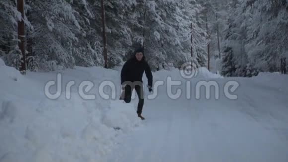 冬季景观年轻人在冬天的树林里跑步120fps视频的预览图