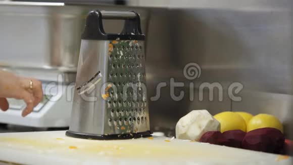 甜菜厨房厨师吊袜带准备视频的预览图