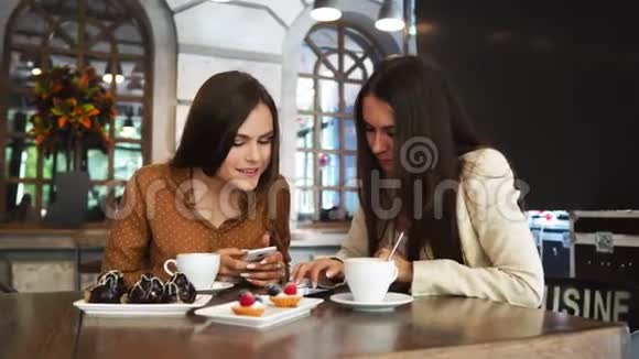 在餐厅和一起吃饭的快乐同事视频的预览图
