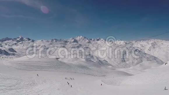 冬季阳光明媚的一天在滑雪坡上驾车时的山景视频的预览图