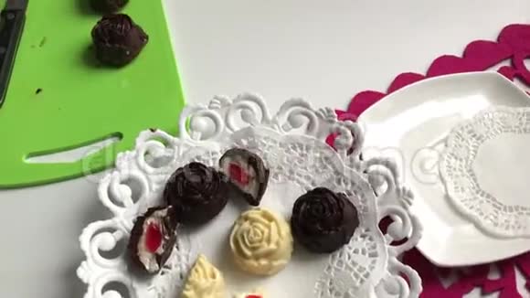 用白巧克力和黑巧克力做上釉的奶油奶酪放在碟子上在家做甜点视频的预览图