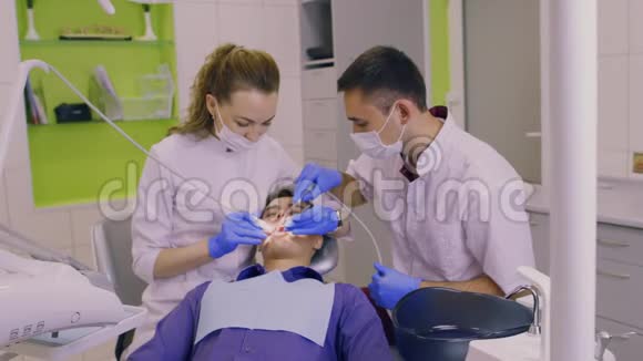 牙医负责处理病人的手术视频的预览图