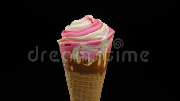 冰淇淋在黑色背景上旋转视频的预览图
