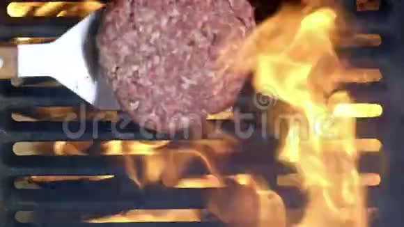 美味可口的汉堡馅饼在头顶的热烤烤盘上翻转一个厨师正在准备一个汉堡切块烤肉视频的预览图