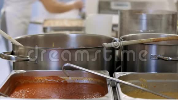厨房专业菜肴中的酱汁视频的预览图