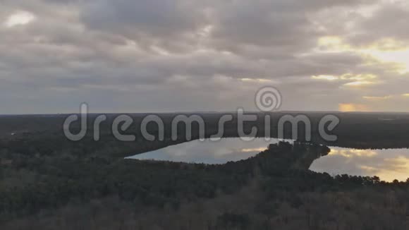 森林日出景观中的鸟瞰湖泊视频的预览图