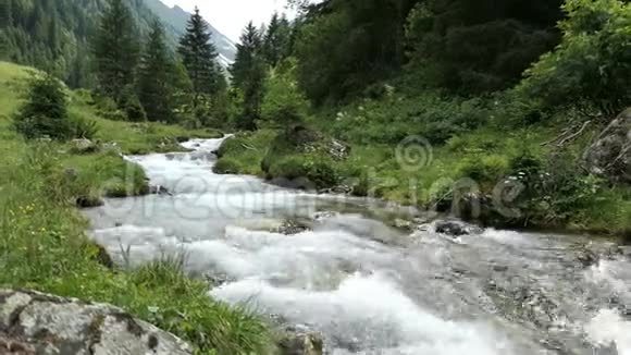 阿尔卑斯山区河流流经奥地利蒂罗尔州的施瓦扎赫塔尔河谷视频的预览图