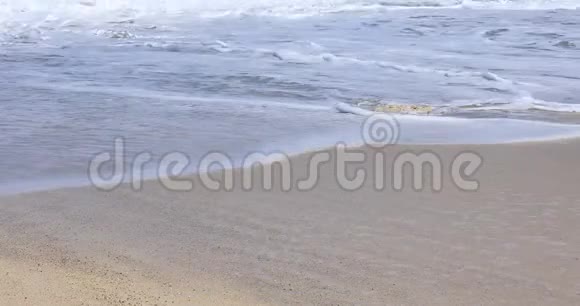 鹿儿岛大岛阿迈岛Kuninao海滩的温和海浪视频的预览图
