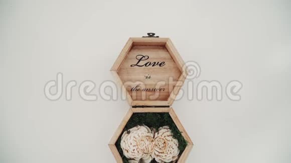 婚礼戒指放在一个装满青苔的木箱里结婚结婚戒指带着老式订婚戒指视频的预览图