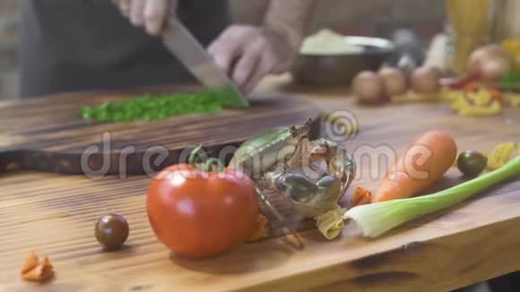 厨师为意大利餐厅准备海鲜切配食材烹煮活蟹做海鲜视频的预览图