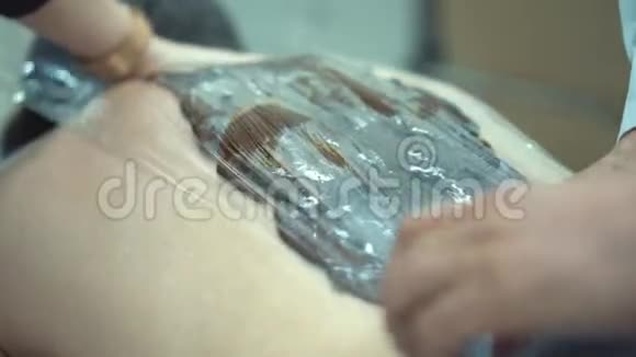 巧克力裹体治疗人背部特写在水疗中心休息视频的预览图