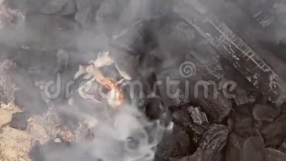 燃烧着烧烤炉的炭火燃烧着视频的预览图