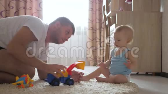 爸爸和小男孩在家玩玩具车视频的预览图