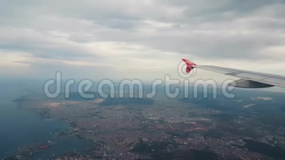 飞机在海上和城市上空飞行从窗口可以看到视频的预览图