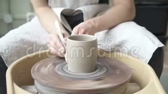 陶工的特写在移动的陶工轮子上形成一个碗视频的预览图