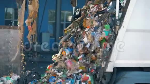 大量的垃圾正从卡车里倒出来环境污染概念视频的预览图