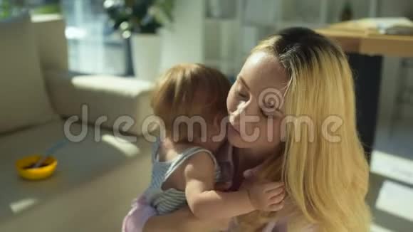 善良的母亲抚慰孩子视频的预览图