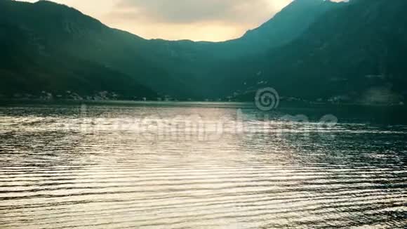 黑山夏季美丽的科托尔湾或博卡科托尔斯卡风景视频的预览图
