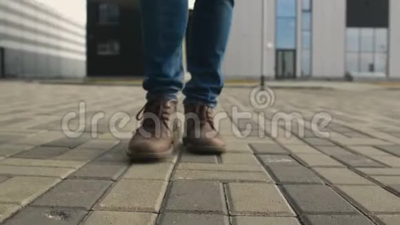 穿着鞋子的人走得很近视频的预览图