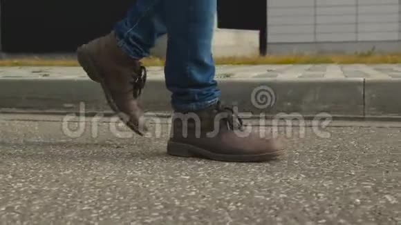 那人穿着鞋子走在人行道上特写镜头视频的预览图