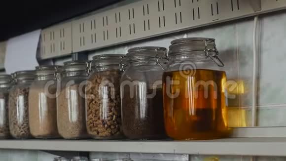 油小麦大麦燕麦黑麦混合饲料颗粒形式的罐子视频的预览图