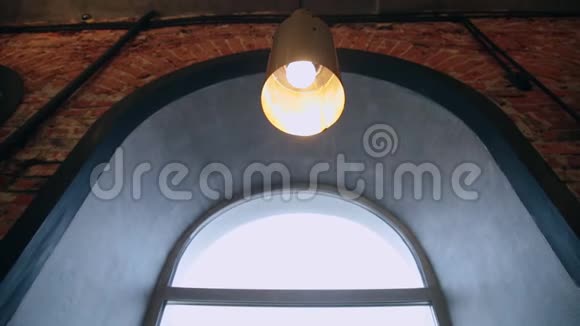 铁灯在阁楼风格和一个新的设计在咖啡馆视频的预览图