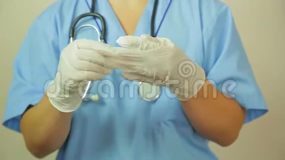 女医生脱下医疗手套视频的预览图