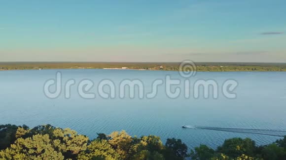 夏季蓝湖快艇的空中拍摄视频的预览图