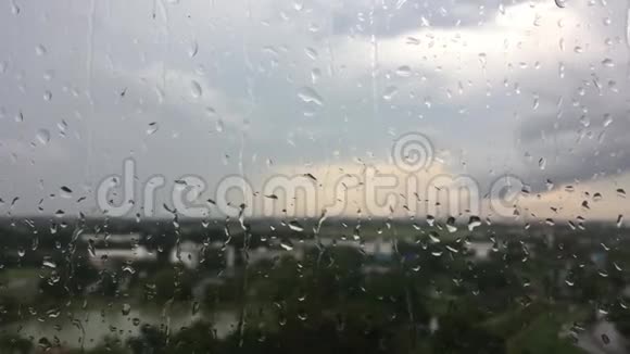 雨后水滴在玻璃上视频的预览图