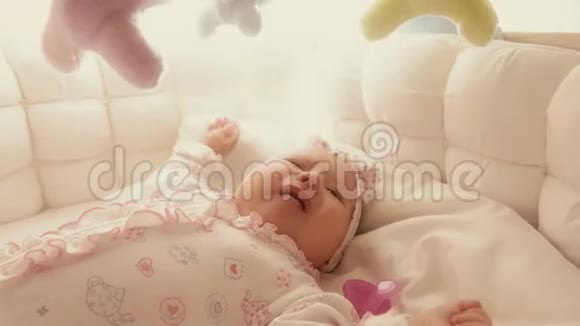 在婴儿床上给挑剔的婴儿奶嘴视频的预览图