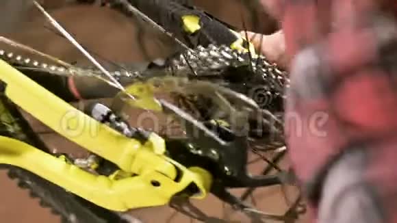 自行车修理厂山地自行车后轮的特写安装自行车修理视频的预览图
