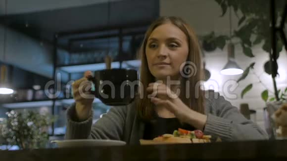 有咖啡和食物的女人视频的预览图