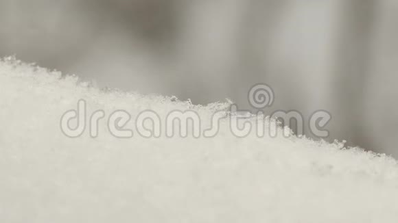 用白色冰冻的小雪花晶体特写图像视频的预览图