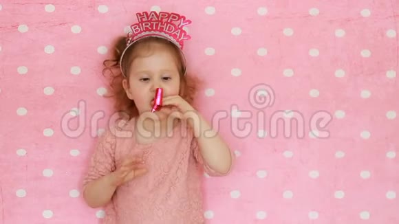 恭喜你一个甜美的小女孩吹着派对的喇叭微笑玩得开心笑着庆祝生日快乐特写视频的预览图
