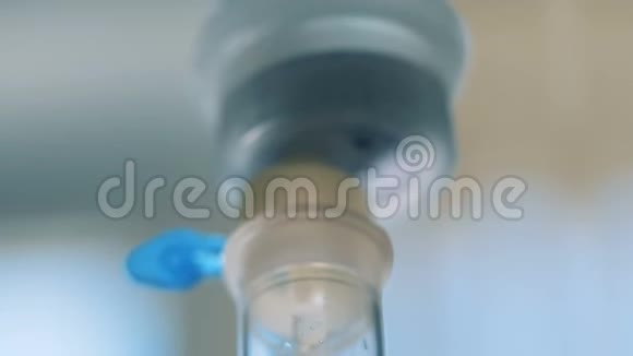 功能完善的医用滴瓶的自顶向下视图视频的预览图
