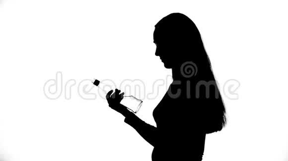 孤立饮酒妇女的视频视频的预览图