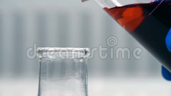 科学家手中的实验室烧杯将化学液体滴到试管中科学和医学研究概念视频的预览图