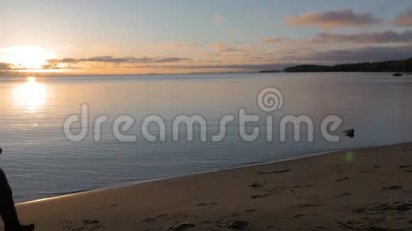 一天的开始一个人在美丽的湖岸迎接黎明他欣赏风景视频的预览图