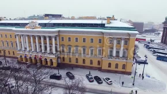 欧洲城市雪冬酒店建筑空中无人机景视频的预览图